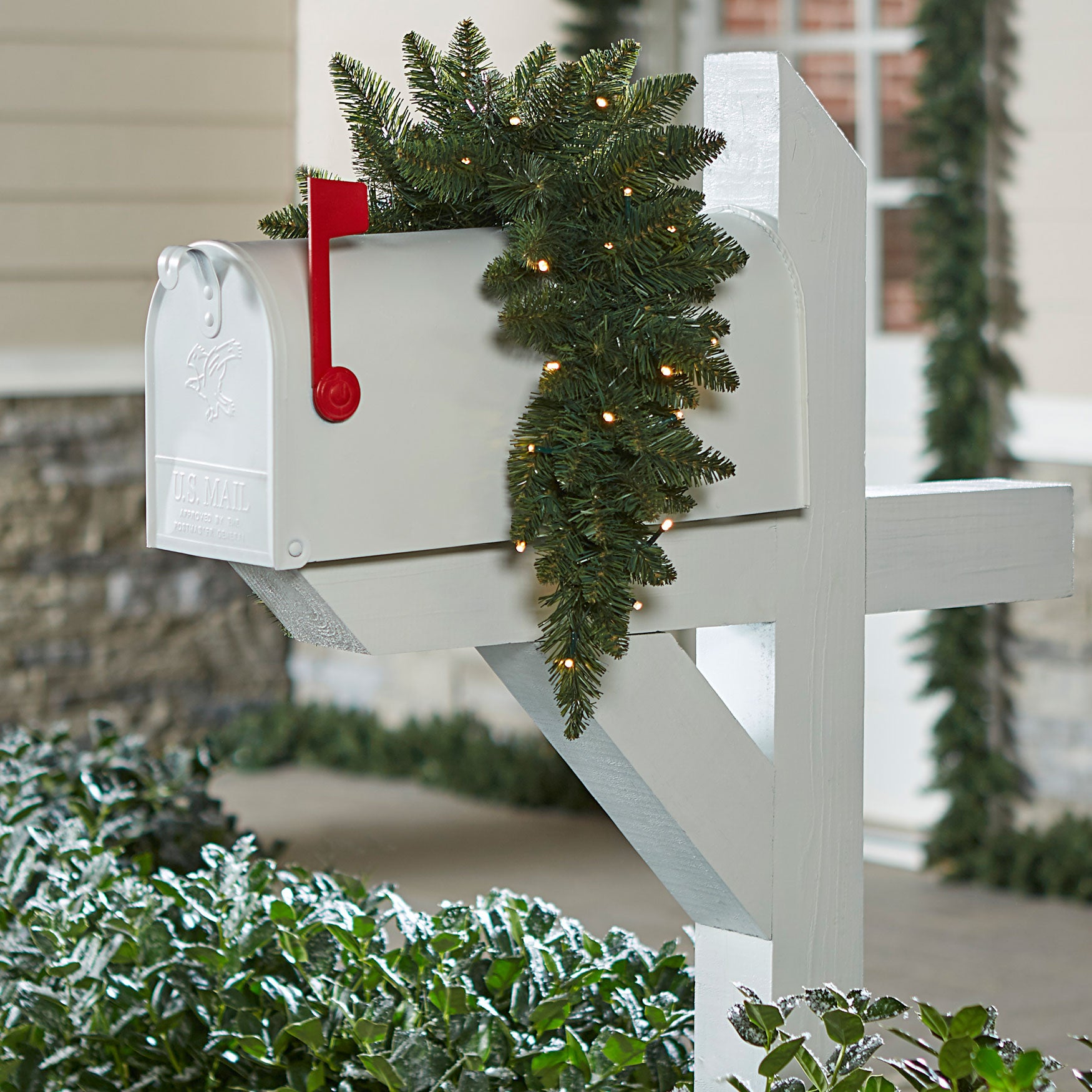 Pre-Lit Arrow Tip Horizontal Swag image number 0