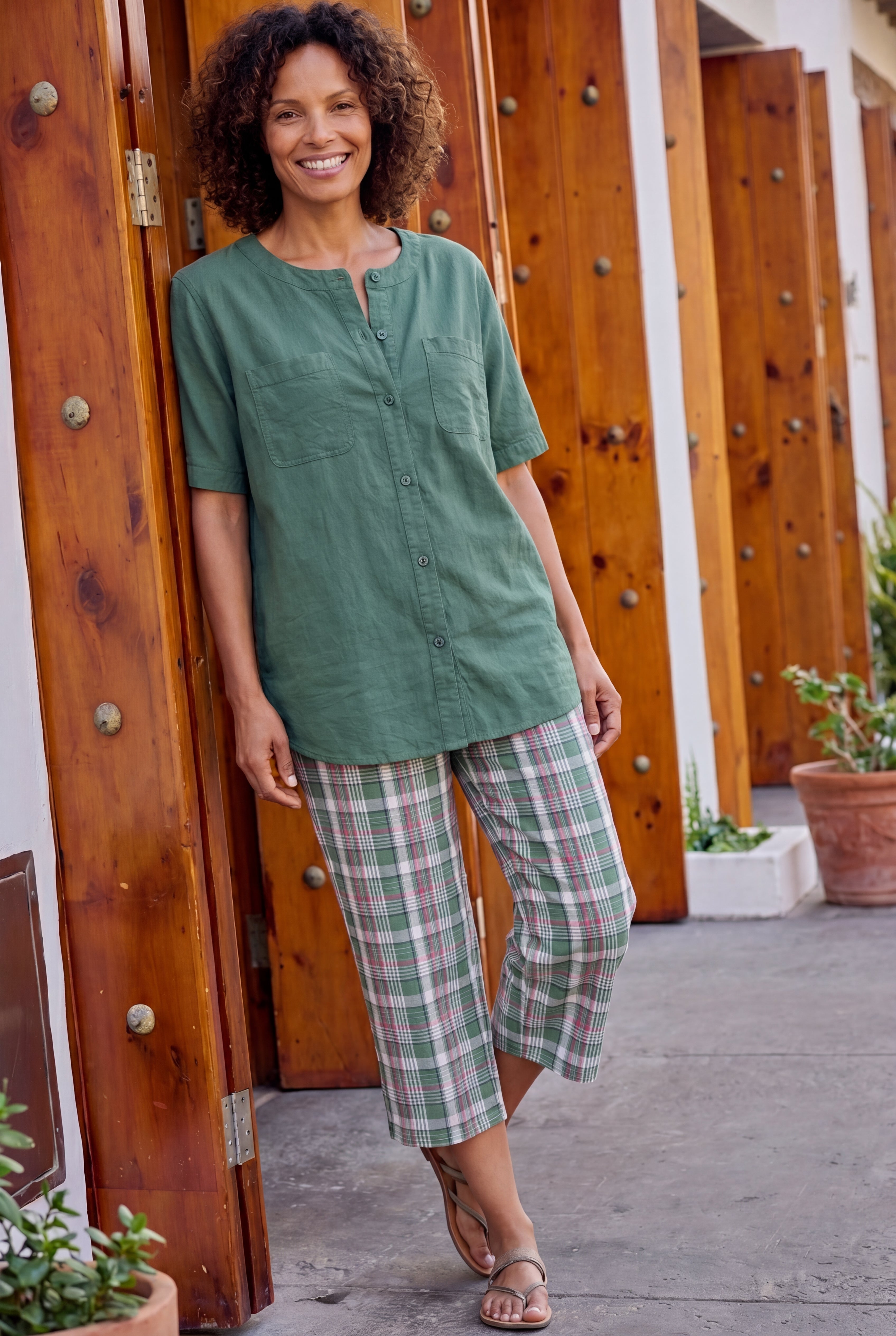 Seersucker Pull-On Elastic-Waist Capri Pants image number 4